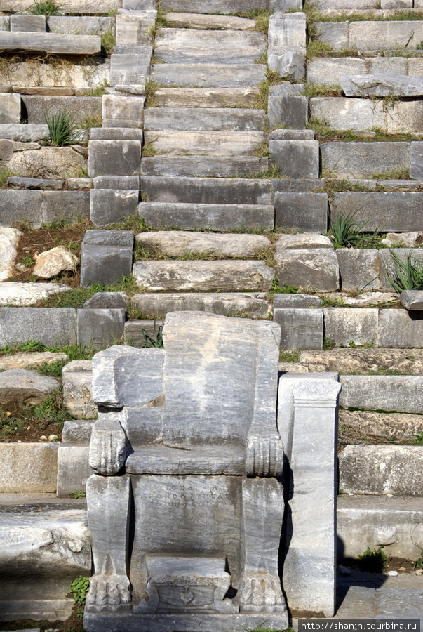 Кресло и зрительские ряды в Одеоне Эгейский регион, Турция
