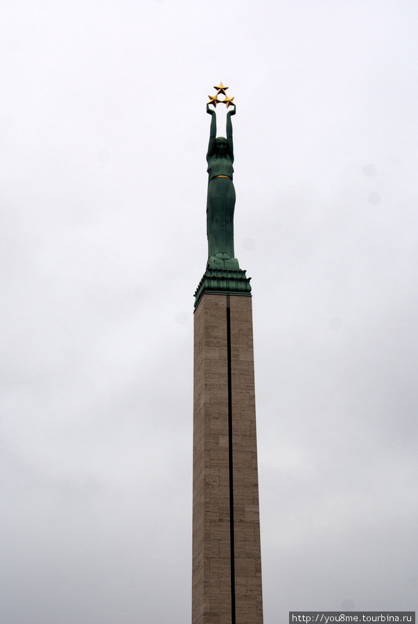 бронзовая статуя Свободы Рига, Латвия