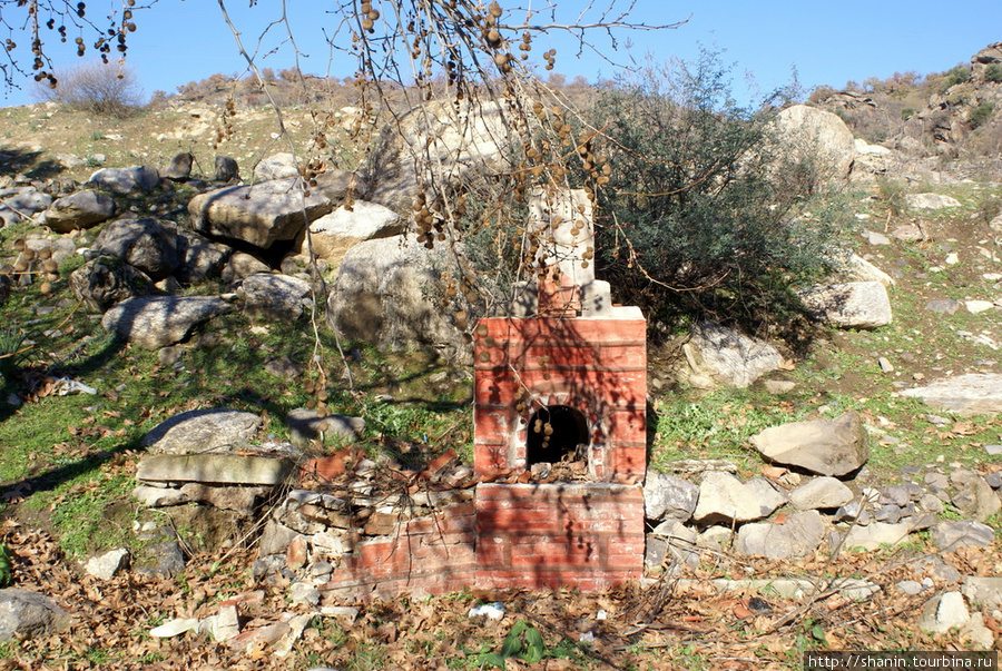 Разрушенный дом у старого моста Салихли, Турция