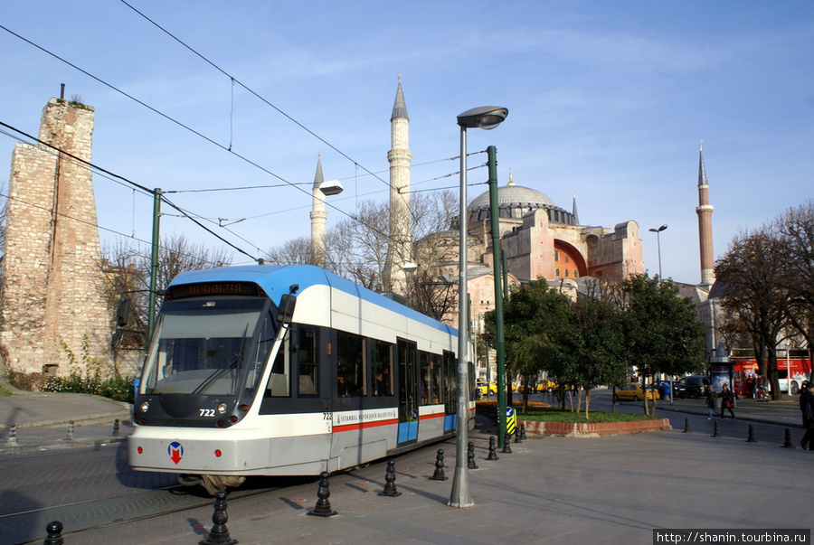 Скоростной трамвай у Святой Софии Стамбул, Турция