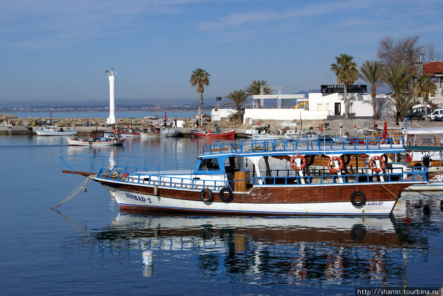 Лодка у причала Сиде, Турция