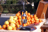 Свежевыжатый апельсиновый сок делают прямо на улице