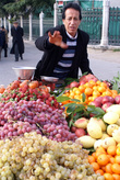 Продавец фруктов на улице в Стамбуле