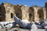 Руины базилики у храма Афины в Сиде