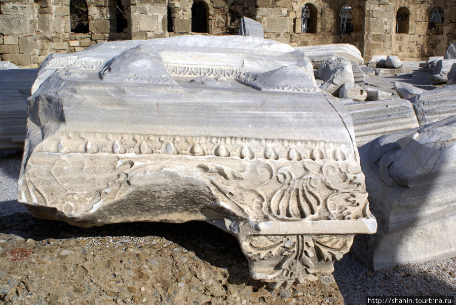 Обломок мрамора у храма Афины Сиде, Турция