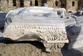 Обломок мрамора у храма Афины