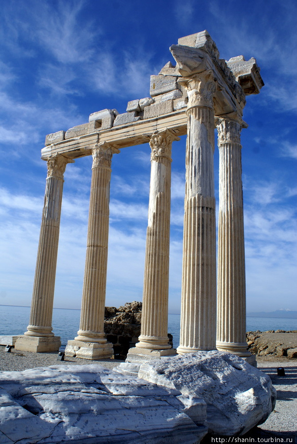 Колонны храма Афины Сиде, Турция