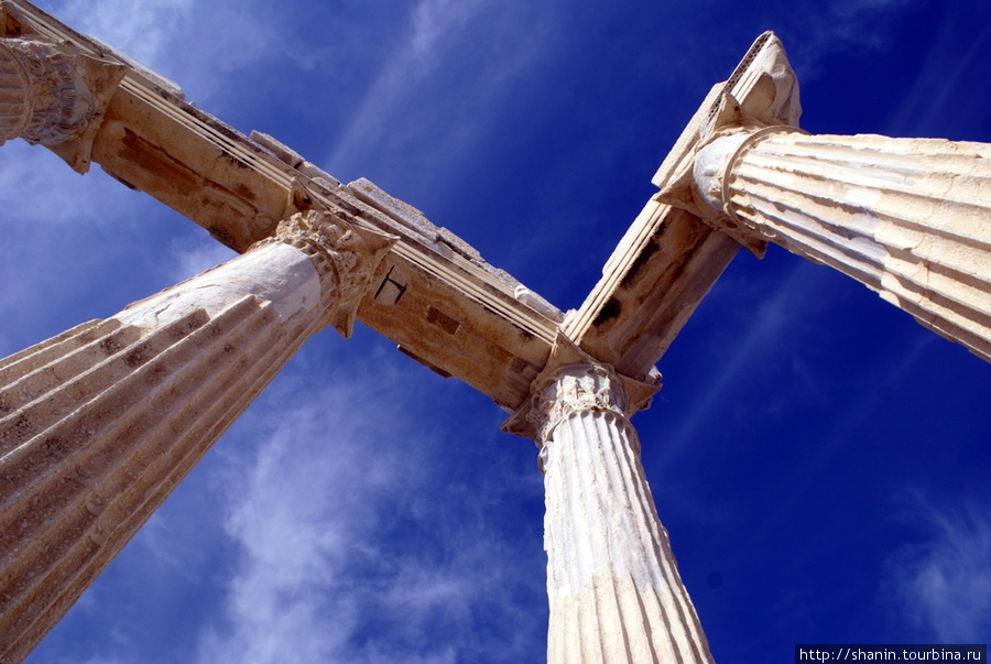 Колонны храма Афины на фоне неба Сиде, Турция
