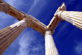 Колонны храма Афины на фоне неба
