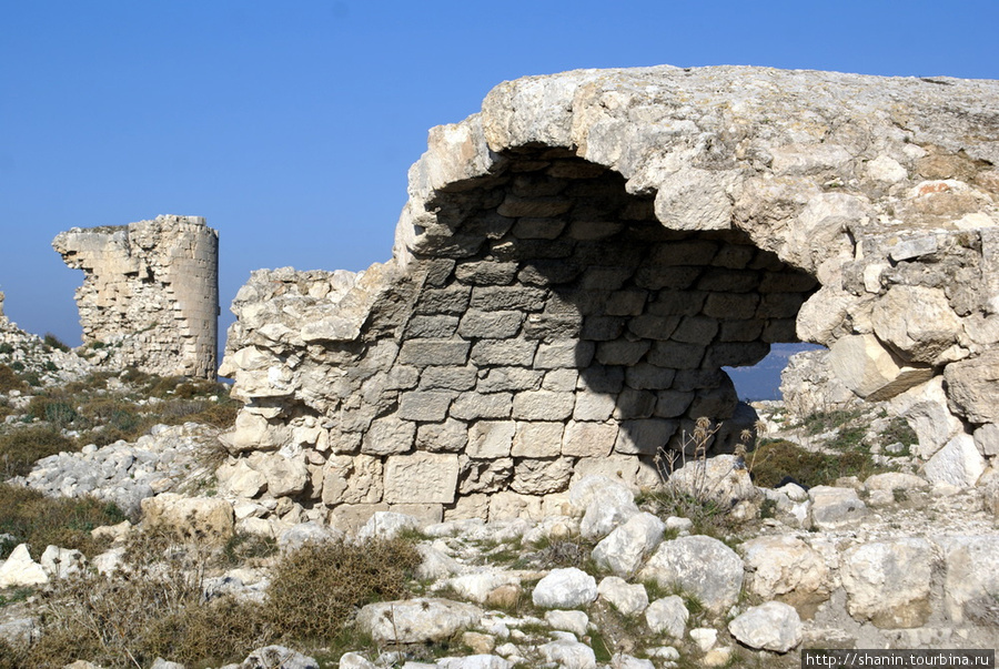 Руины на территории крепости в Силифке Силифке, Турция