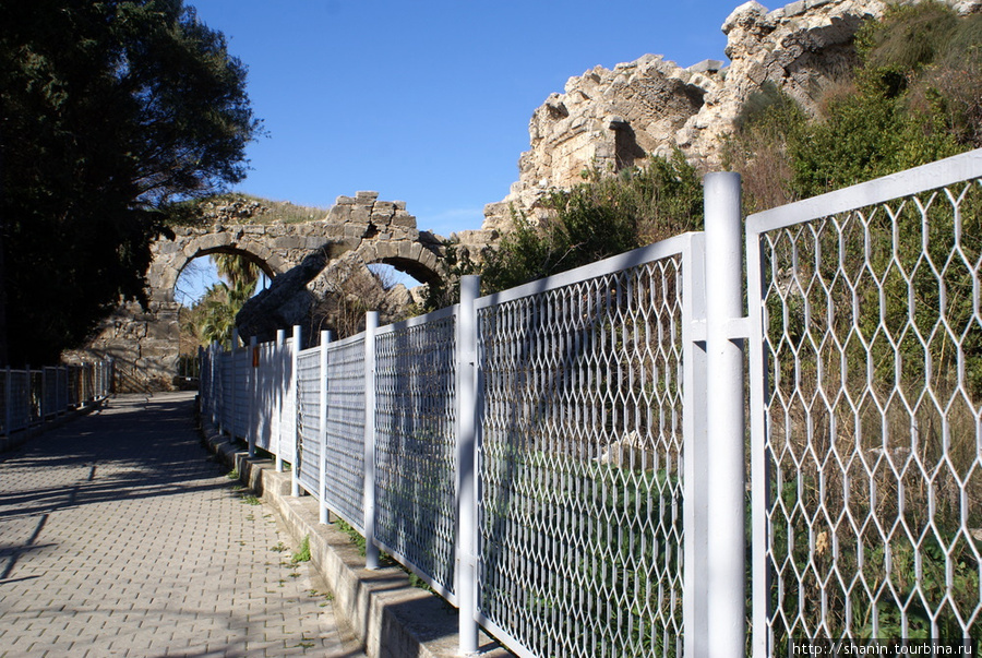 Забор вокруг руин театра в Сиде Сиде, Турция