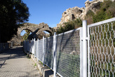 Забор вокруг руин театра в Сиде