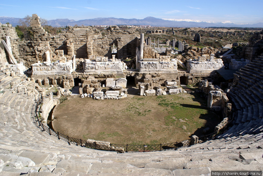 Вид с верхнего ряда амфитеатра Сиде, Турция