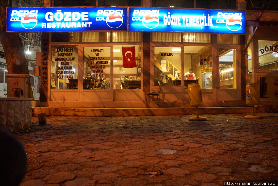 Ночью у кафе в Силифке Силифке, Турция