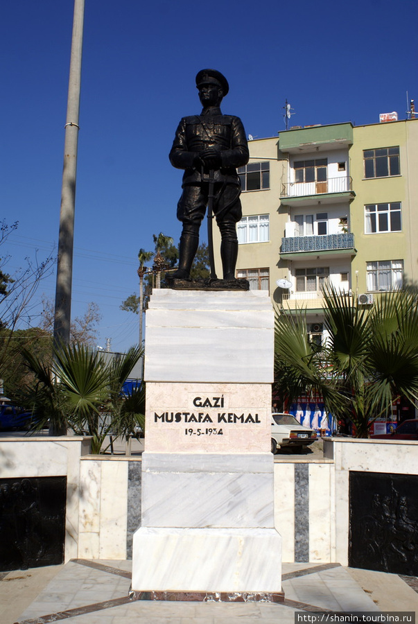 Памятник Ататюрку в Силифке Силифке, Турция