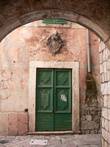 Герб над дверями старого здания.