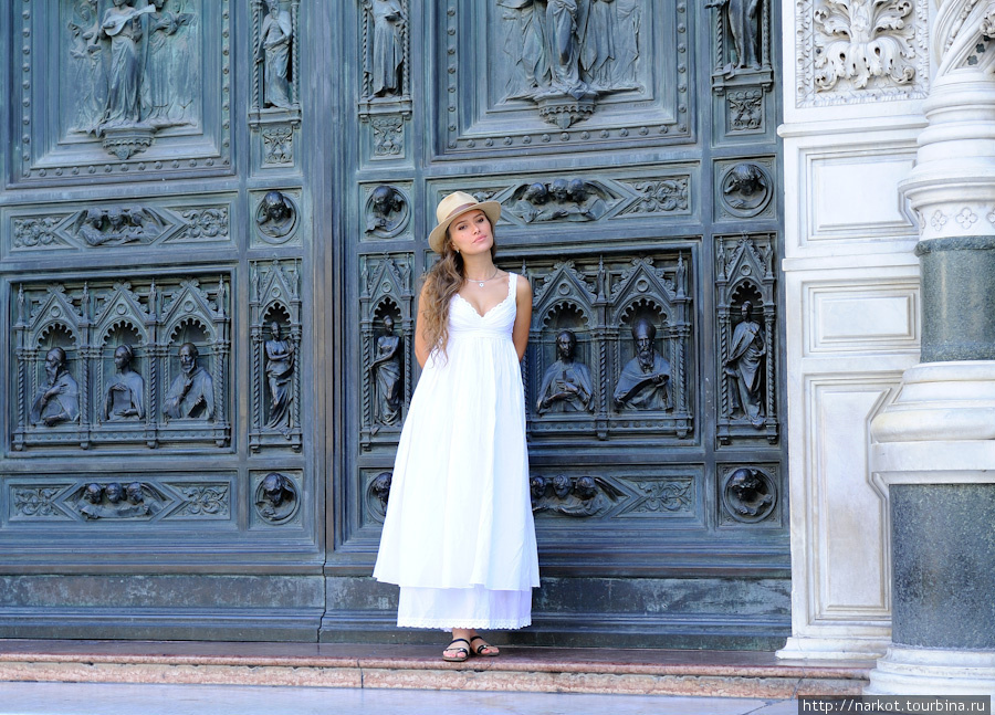наша женщина с шармом достойное украшение резной двери Домского собора.
украденный портрет Флоренция, Италия