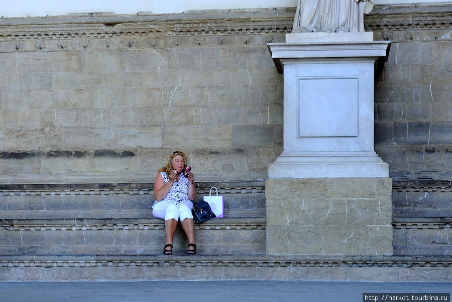 наша женщина.
наших женщин легко узнать по бриджам, которые любят называть капри Флоренция, Италия