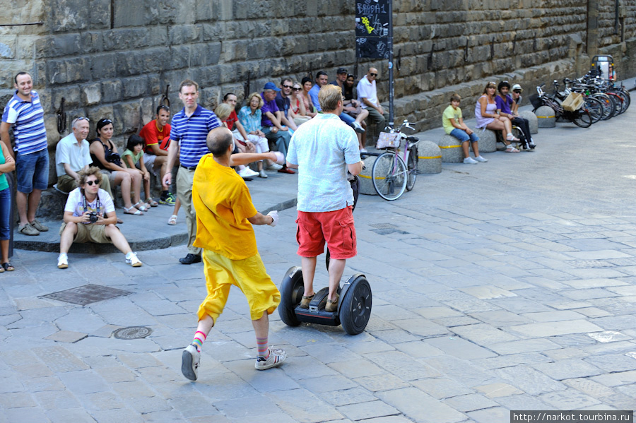 Иногда летом на Площади Синьёрии, мим-румын устраивает представление пугая туристов. Флоренция, Италия
