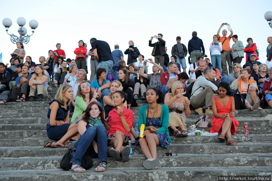 на смотровой площадке Пьяцале Микеланджело собираются туристы посмотреть закат солнца, как на Испанской лестнице в Риме. Флоренция, Италия