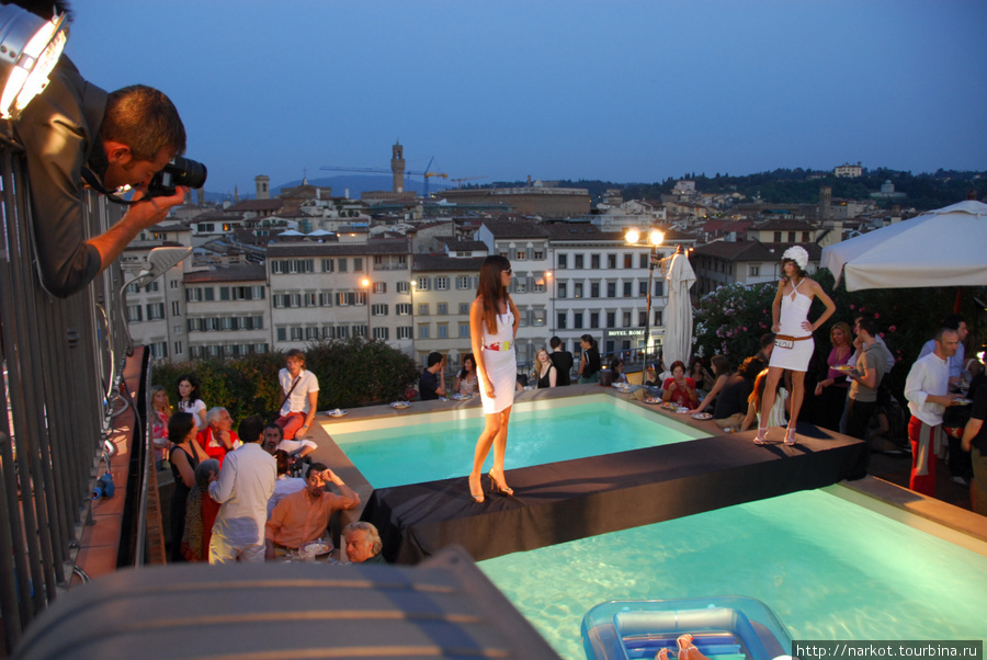 Показ мод на крыше одного из отелей Флоренция, Италия