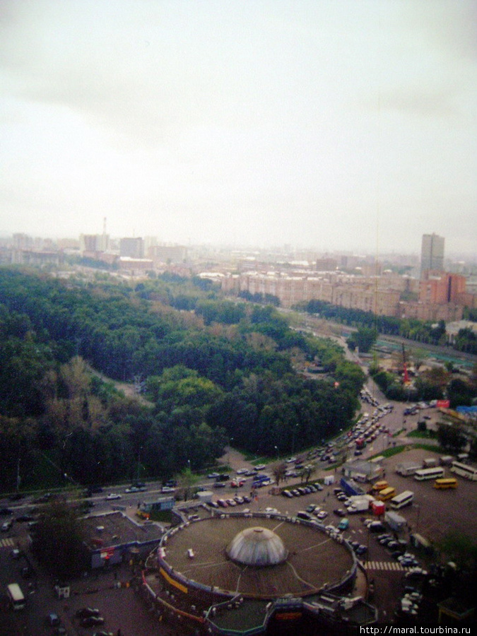 Из окна гостиничного номера на 25-м этаже открывается восхитительный вид на Измайловский парк, который расположен через дорогу от станции метро Партизанская Москва, Россия