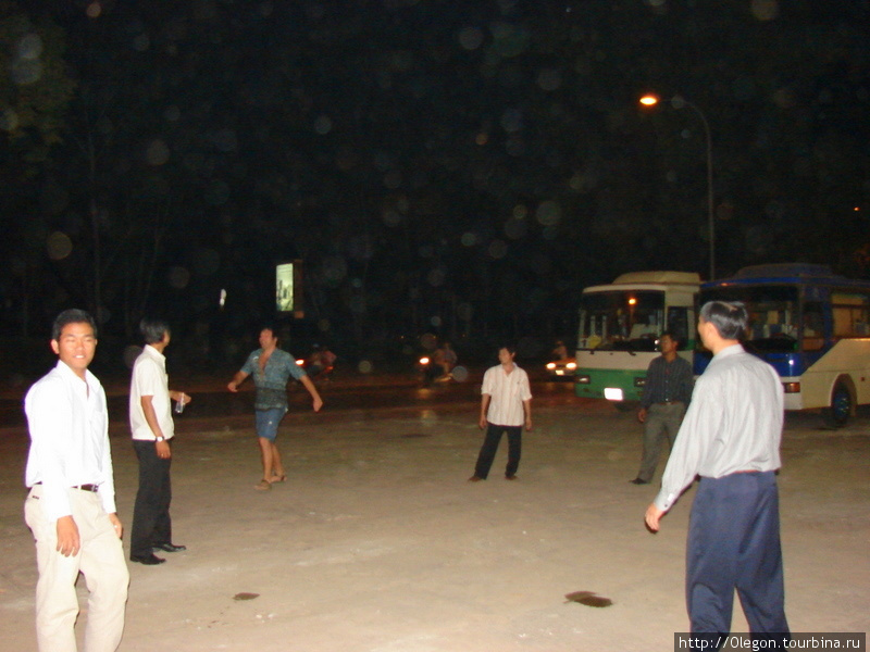 Игра в лянгу у вечерней дороги Камбоджа