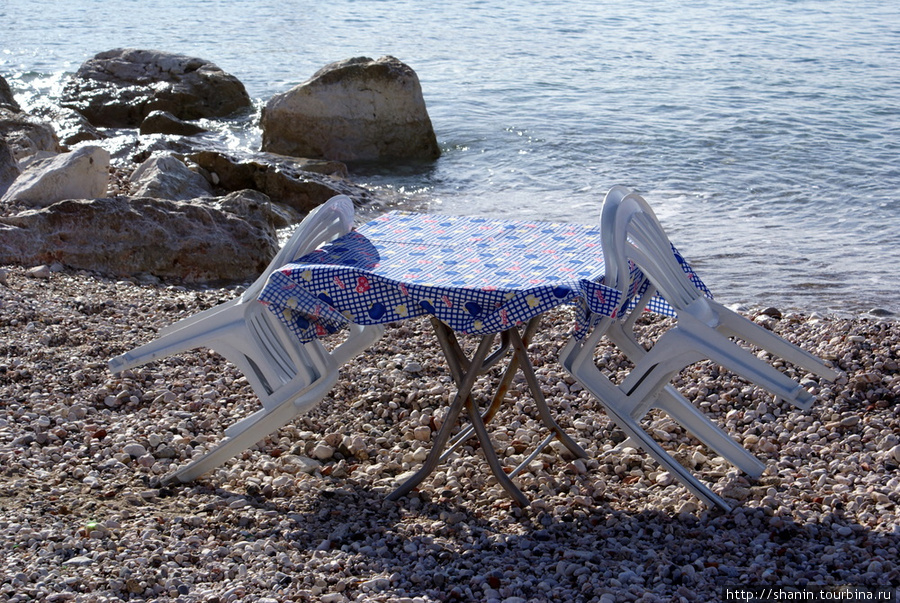 Столик на галечном пляже Средиземноморский регион, Турция