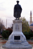Памятник Ататюрку на фоне мечети Селимие