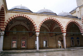 Во внутреннем дворе мечети Селимие