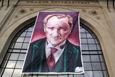 Ататюрк на здании университета