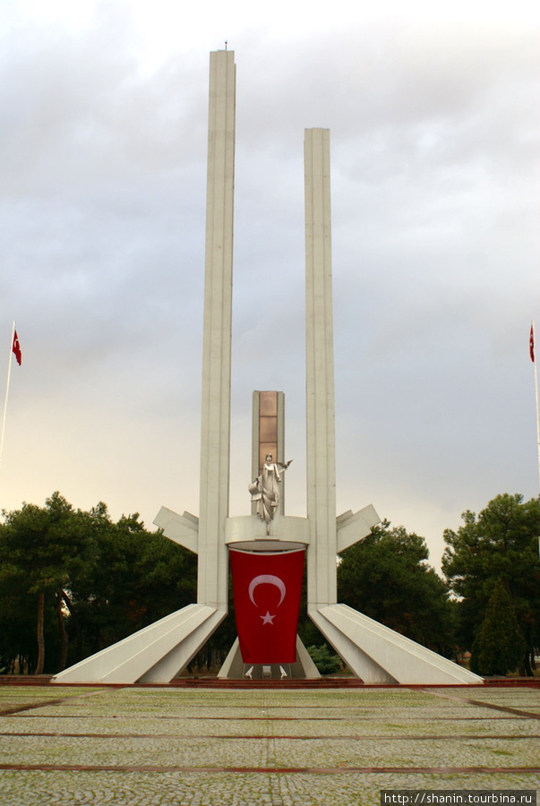 Памятник возле университета в Эдирне Эдирне, Турция