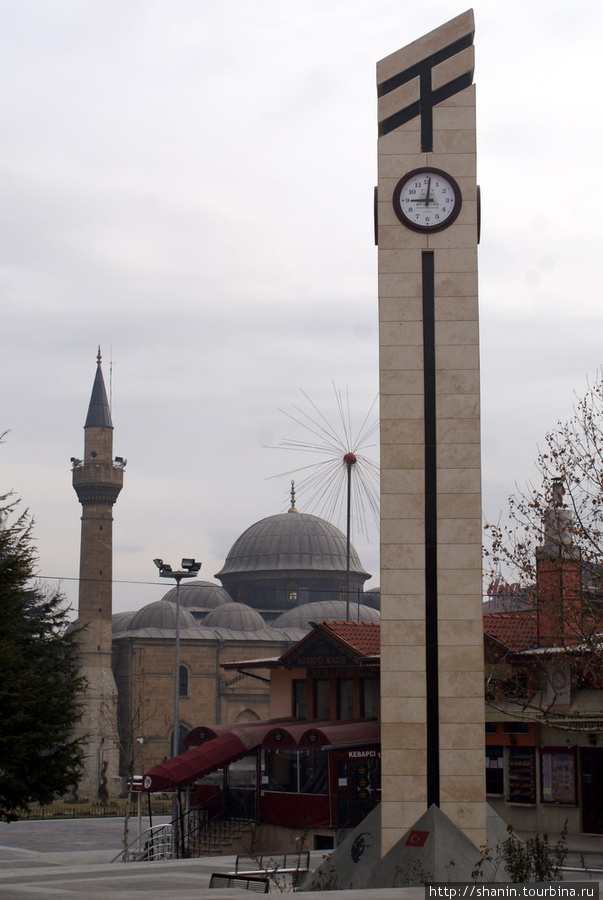 Башня с часами в самом центре Ыспарты Испарта, Турция
