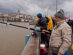 Стамбул. Рыбаки на Галатском мосту.