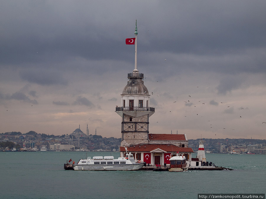 Стамбул. Кыз Кулеси (девичья башня) в проливе Босфор. На этом островке рядом с азиатским берегом раньше была таможня, а сейчас ресторан. Турция