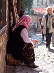 Анкара. Продавщица сувениров в районе цитадели.