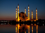 Адана. Мечеть Сабанджи. Построена в 90е годы на средства самого богатого в Турции бизнесмена, местного уроженца. Сейчас это одна из самых больших мечетей в регионе.