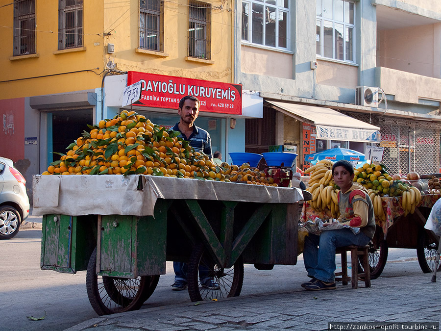 Адана. Мобильные продавцы фруктов. Турция