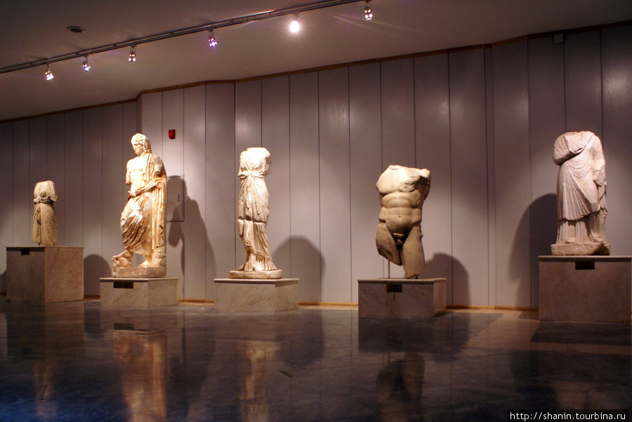 В зале Археологического музея в Ыспарте Испарта, Турция
