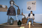 Мужик с самогонным аппаратом в Археологическом музее Ыспарты