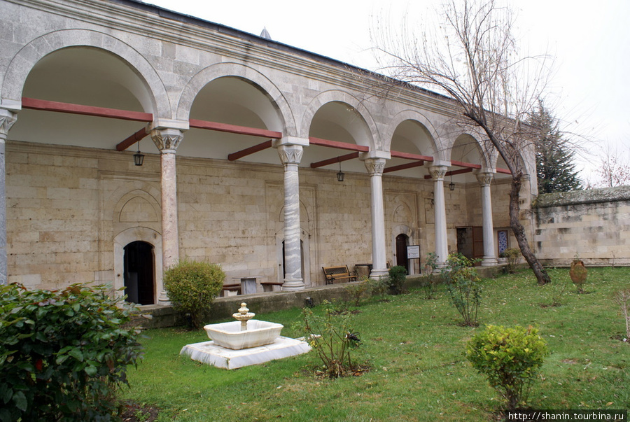 Во дворе музея Эдирне, Турция