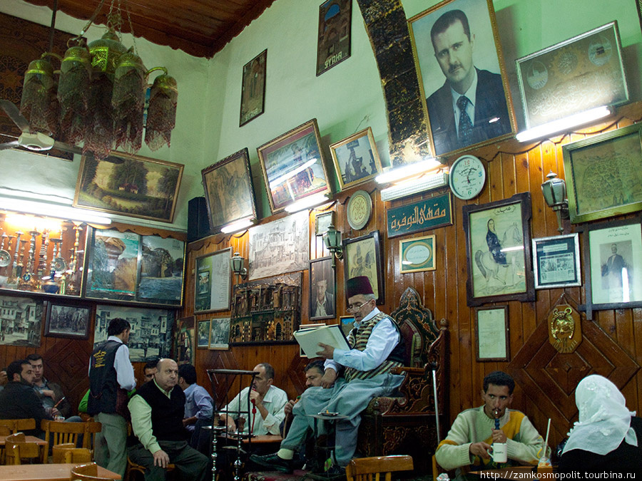 Рассказчик сказок в одном из кафе рядом с Большой мечетью. Дамаск, Сирия