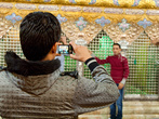 Фотография на фоне мавзолея в мечети Сайида Рукайя