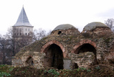 Руины бани и башня султанского дворца в Эдирне