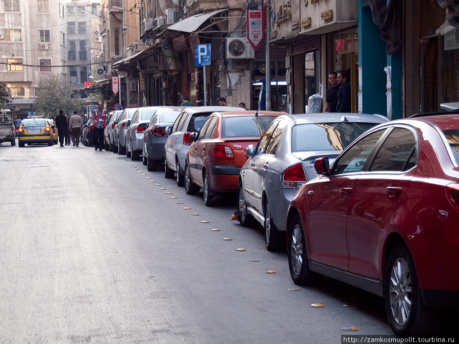 Новые машины в старом городе Дамаск, Сирия