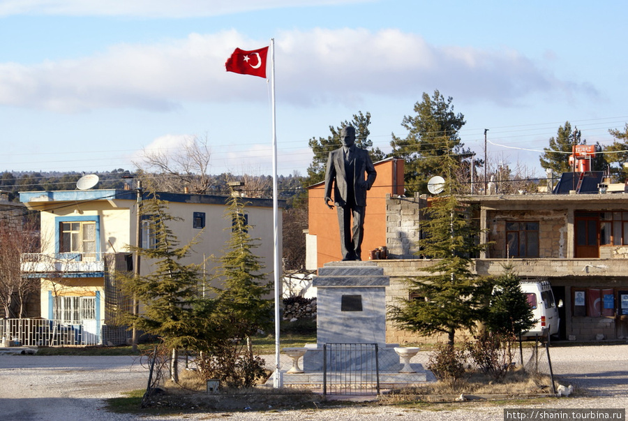 памятник Ататюрку в центре деревни Узунджабурч