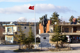 памятник Ататюрку в центре деревни Узунджабурч