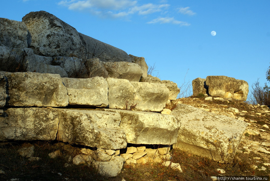 луна над руинами римского театра Силифке, Турция