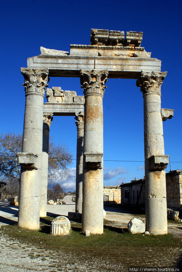 Монументальные ворота у входа на руины Диокесарии Силифке, Турция