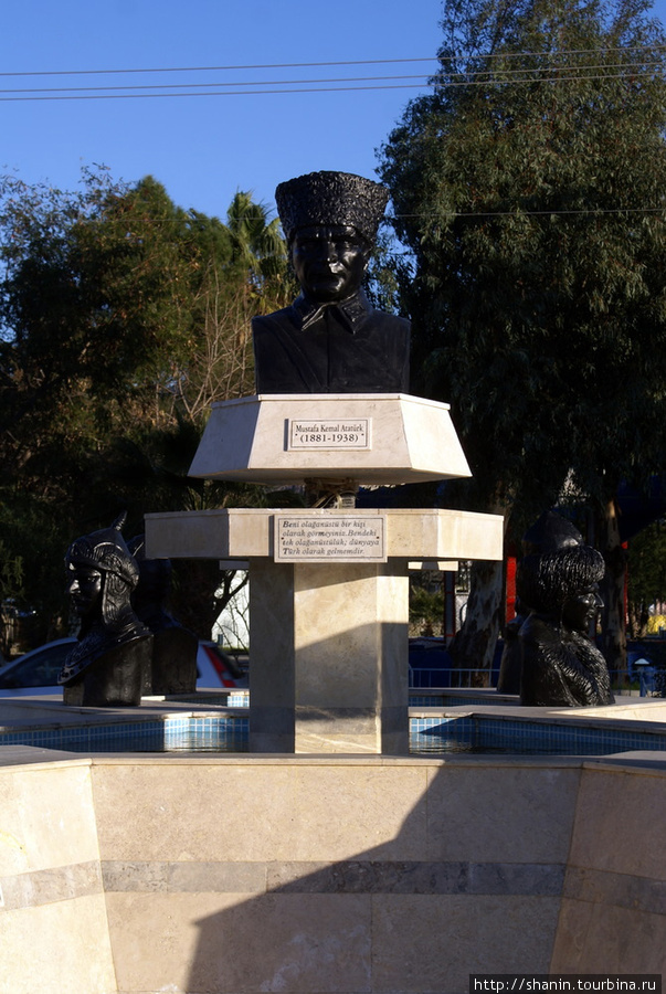 Памятник на набережной в Фетхие Фетхие, Турция